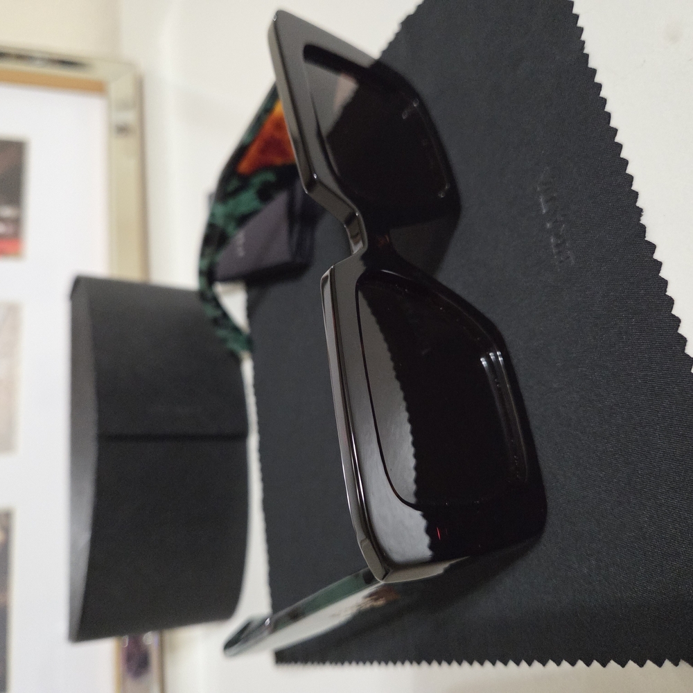 Stylish Black Rectangular Sunglasses - image 1